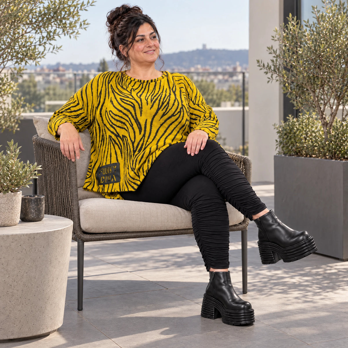 Feinstrickshirt in Gelb/Schwarz mit asymmetrischem Zipfelsaum und flauschigem Garn