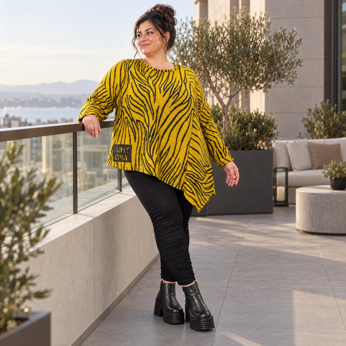 Feinstrickshirt in Gelb/Schwarz mit asymmetrischem Zipfelsaum und flauschigem Garn
