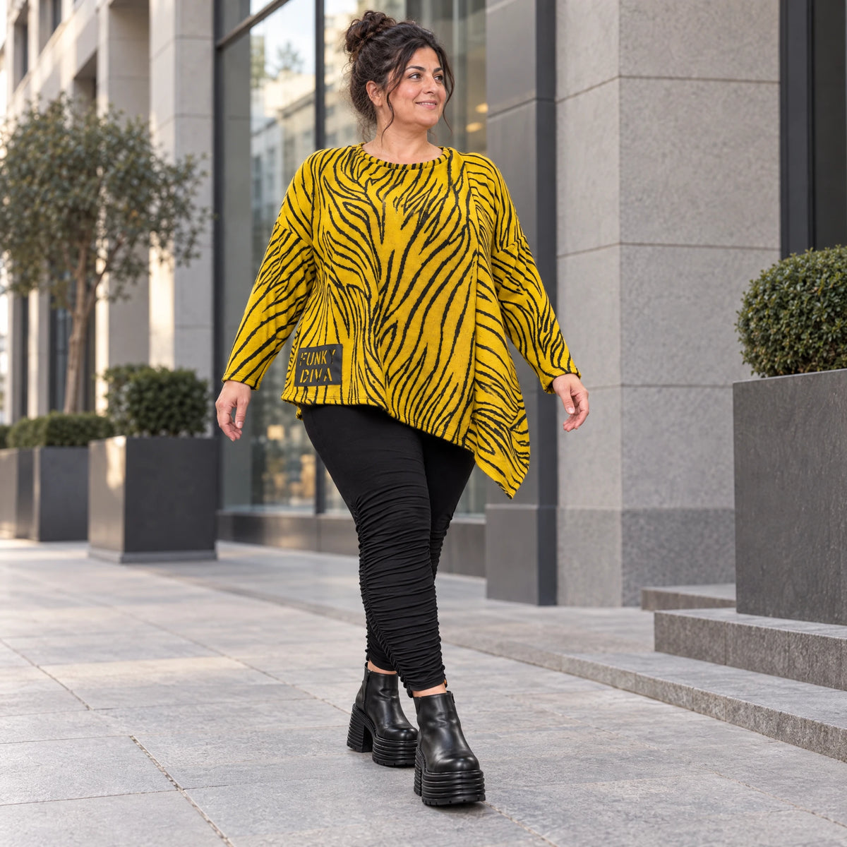 Feinstrickshirt in Gelb/Schwarz mit asymmetrischem Zipfelsaum und flauschigem Garn