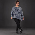 Langarmshirt aus flauschigem Feinstrick in Marineblau/Weiß mit asymmetrischem Zipfelsaum