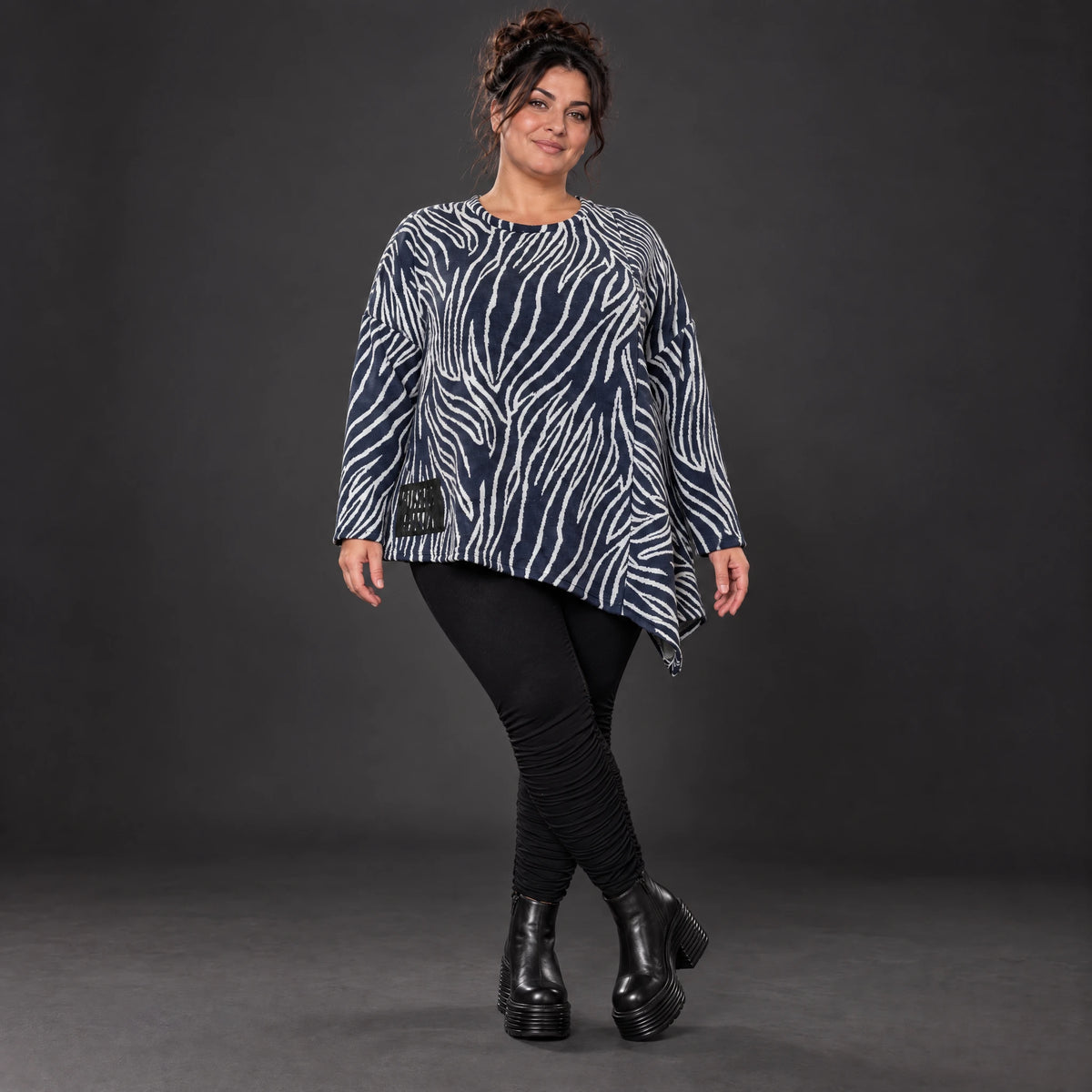 Langarmshirt aus flauschigem Feinstrick in Marineblau/Weiß mit asymmetrischem Zipfelsaum