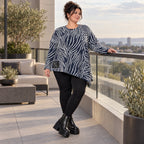 Langarmshirt aus flauschigem Feinstrick in Marineblau/Weiß mit asymmetrischem Zipfelsaum