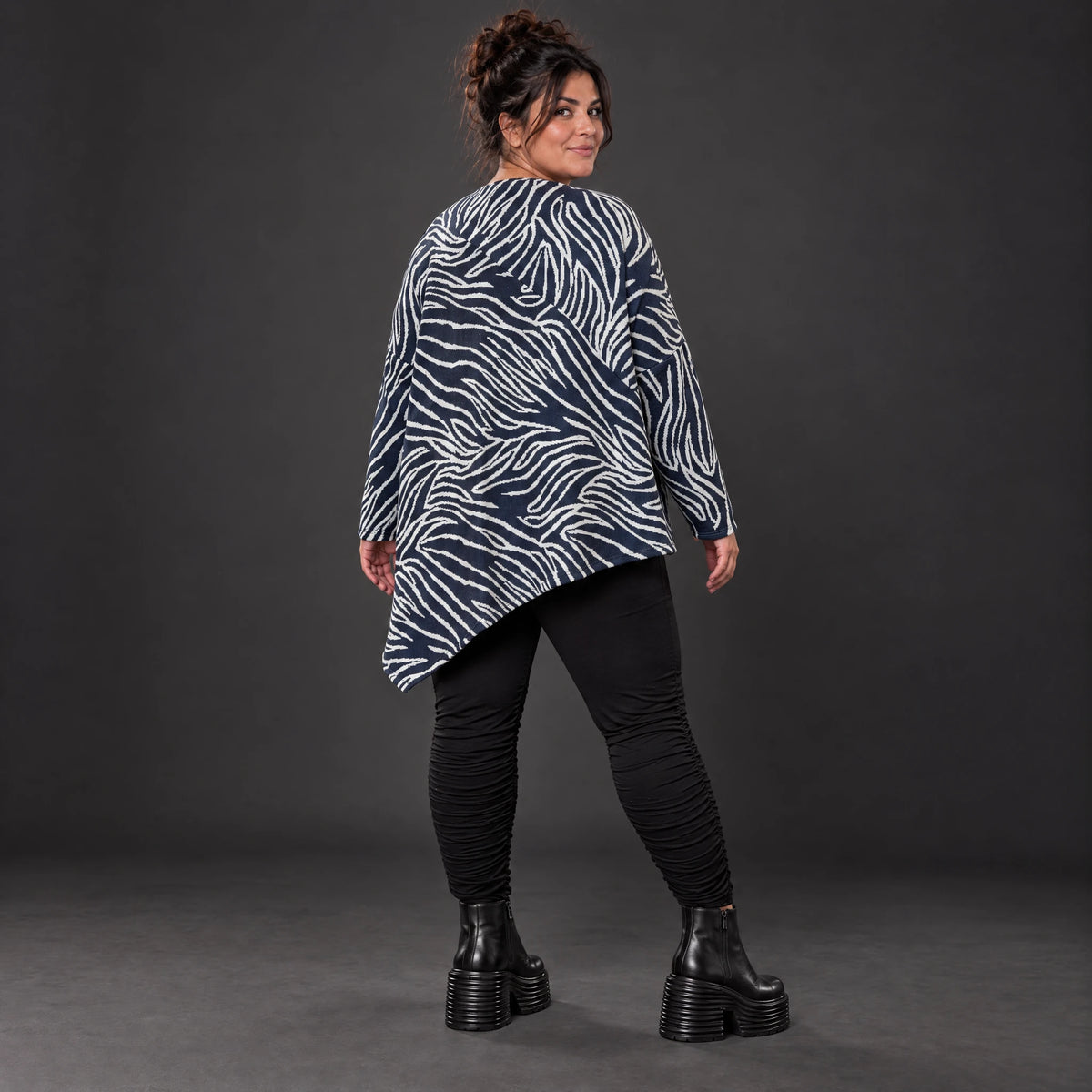 Langarmshirt aus flauschigem Feinstrick in Marineblau/Weiß mit asymmetrischem Zipfelsaum