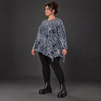 Langarmshirt aus flauschigem Feinstrick in Marineblau/Weiß mit asymmetrischem Zipfelsaum