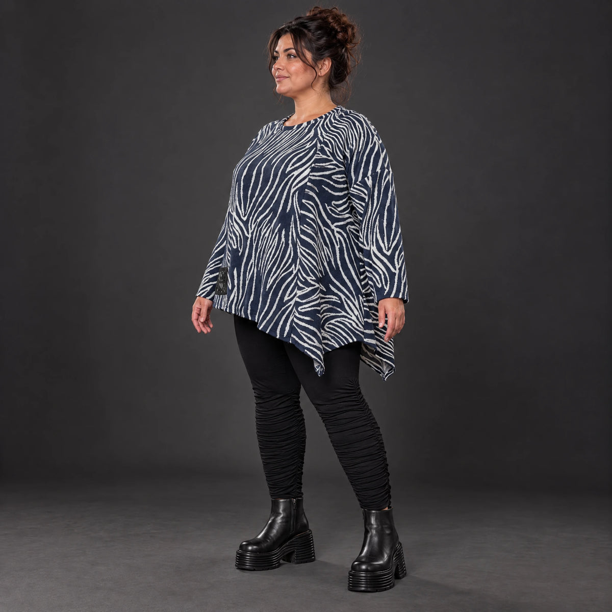 Langarmshirt aus flauschigem Feinstrick in Marineblau/Weiß mit asymmetrischem Zipfelsaum
