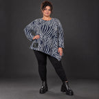 Langarmshirt aus flauschigem Feinstrick in Marineblau/Weiß mit asymmetrischem Zipfelsaum