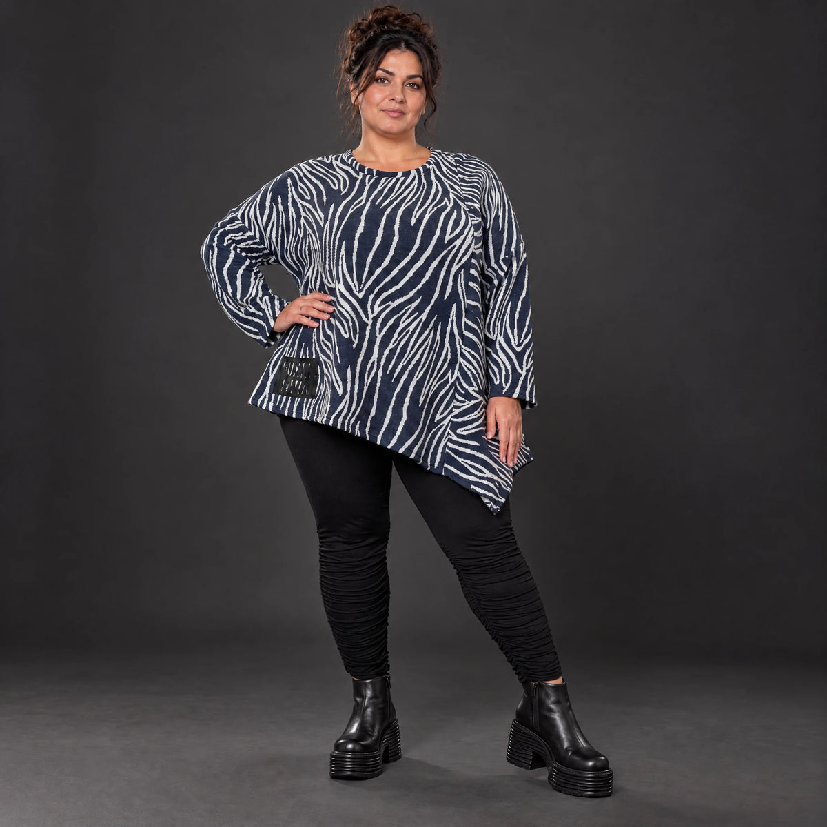Langarmshirt aus flauschigem Feinstrick in Marineblau/Weiß mit asymmetrischem Zipfelsaum