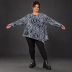 Langarmshirt aus flauschigem Feinstrick in Marineblau/Weiß mit asymmetrischem Zipfelsaum