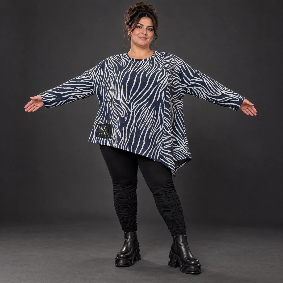 Langarmshirt aus flauschigem Feinstrick in Marineblau/Weiß mit asymmetrischem Zipfelsaum