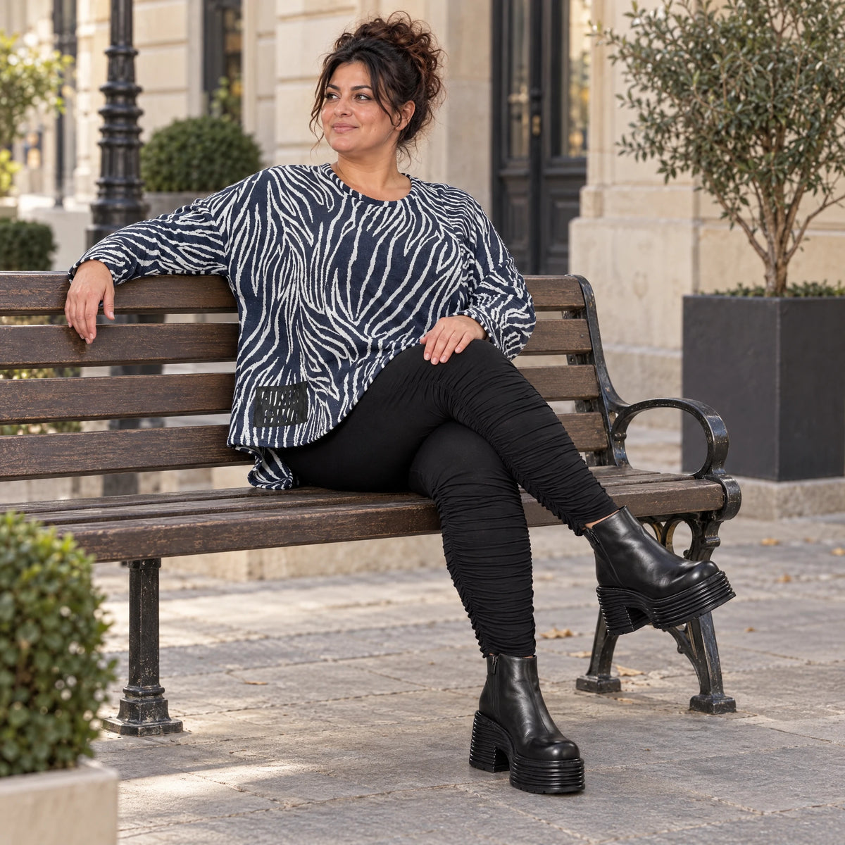 Langarmshirt aus flauschigem Feinstrick in Marineblau/Weiß mit asymmetrischem Zipfelsaum