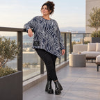 Langarmshirt aus flauschigem Feinstrick in Marineblau/Weiß mit asymmetrischem Zipfelsaum