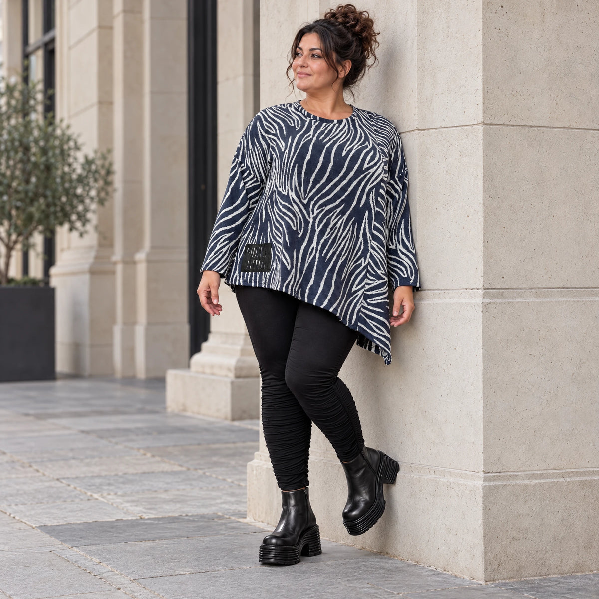 Langarmshirt aus flauschigem Feinstrick in Marineblau/Weiß mit asymmetrischem Zipfelsaum