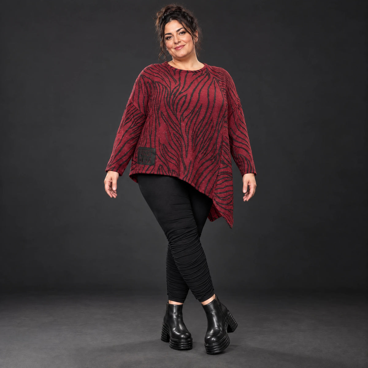 Feinstrickshirt in Rot/Schwarz mit asymmetrischem Zipfelsaum aus weichem Flauschgarn