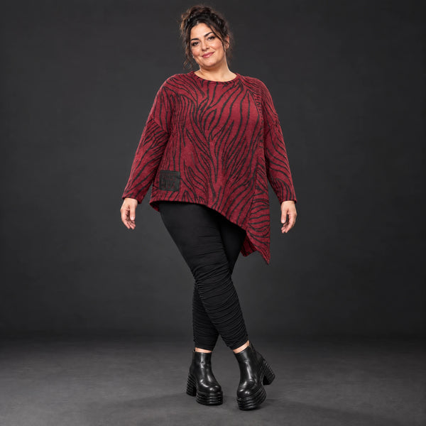 Feinstrickshirt in Rot/Schwarz mit asymmetrischem Zipfelsaum aus weichem Flauschgarn