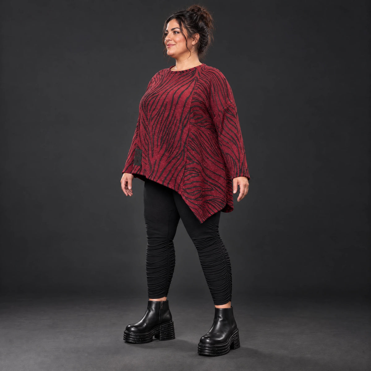 Feinstrickshirt in Rot/Schwarz mit asymmetrischem Zipfelsaum aus weichem Flauschgarn
