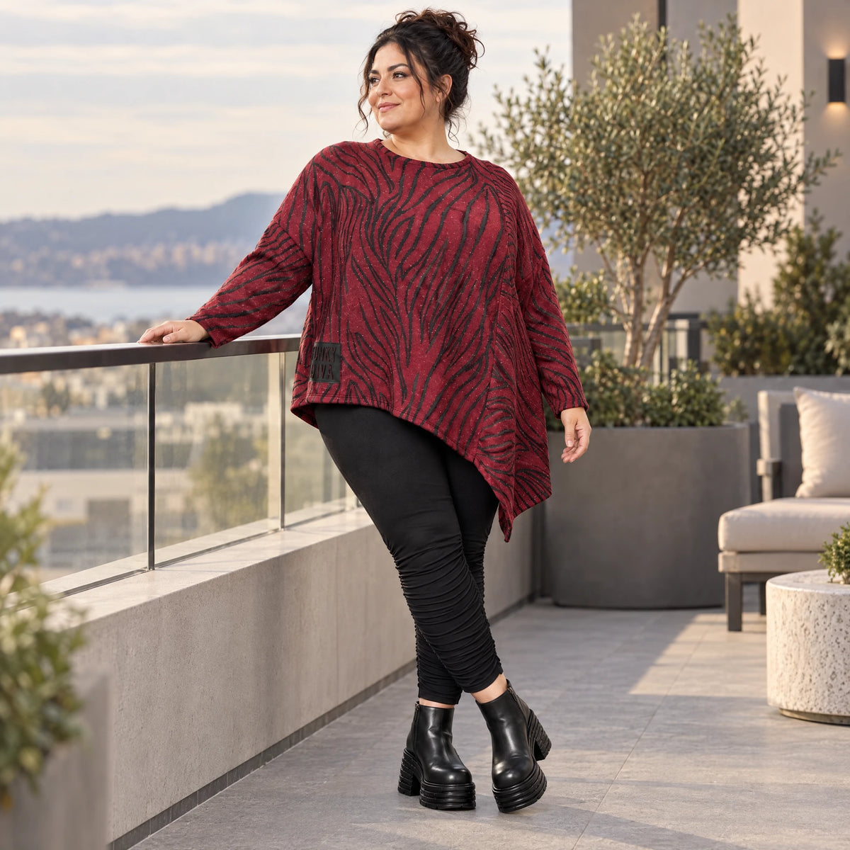 Feinstrickshirt in Rot/Schwarz mit asymmetrischem Zipfelsaum aus weichem Flauschgarn