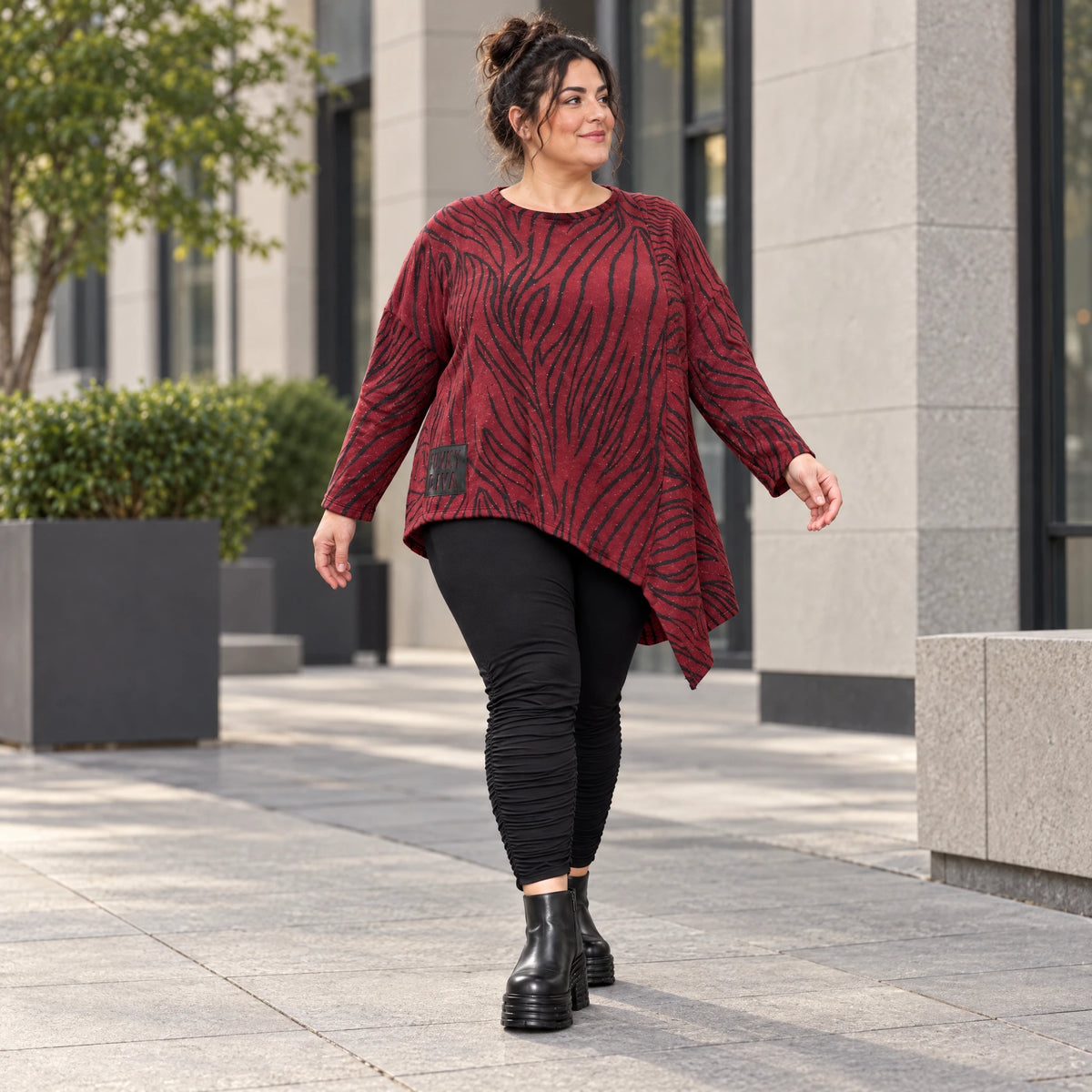 Feinstrickshirt in Rot/Schwarz mit asymmetrischem Zipfelsaum aus weichem Flauschgarn
