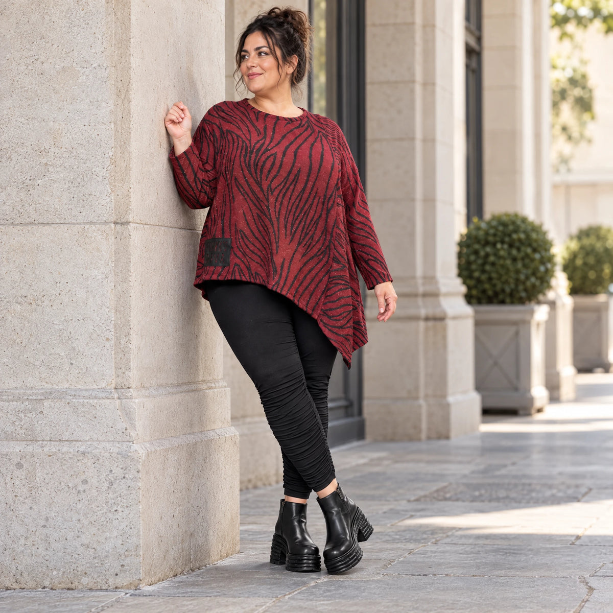 Feinstrickshirt in Rot/Schwarz mit asymmetrischem Zipfelsaum aus weichem Flauschgarn