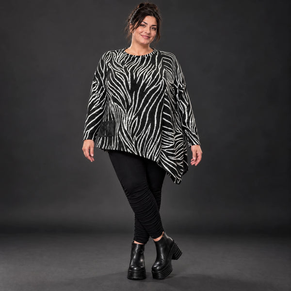 Flauschiges Feinstrickshirt mit Zebramuster in Schwarz/Weiß und asymmetrischem Zipfelsaum