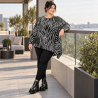 Flauschiges Feinstrickshirt mit Zebramuster in Schwarz/Weiß und asymmetrischem Zipfelsaum