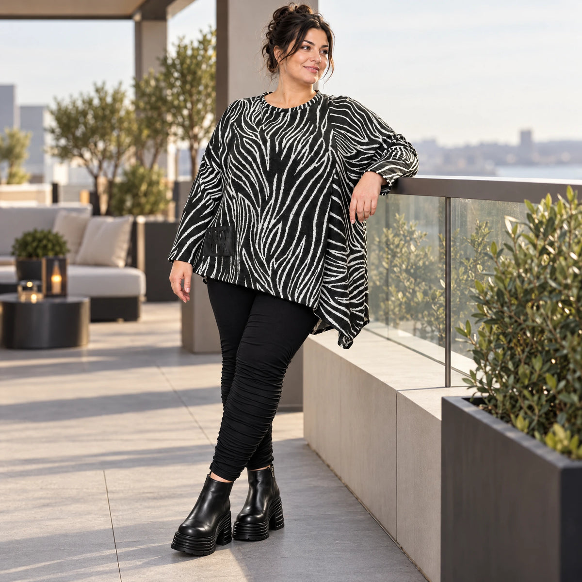 Flauschiges Feinstrickshirt mit Zebramuster in Schwarz/Weiß und asymmetrischem Zipfelsaum