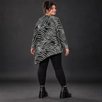 Flauschiges Feinstrickshirt mit Zebramuster in Schwarz/Weiß und asymmetrischem Zipfelsaum