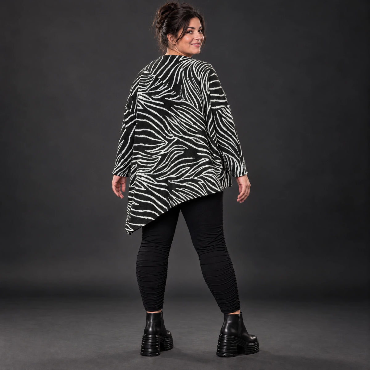 Flauschiges Feinstrickshirt mit Zebramuster in Schwarz/Weiß und asymmetrischem Zipfelsaum