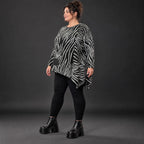 Flauschiges Feinstrickshirt mit Zebramuster in Schwarz/Weiß und asymmetrischem Zipfelsaum