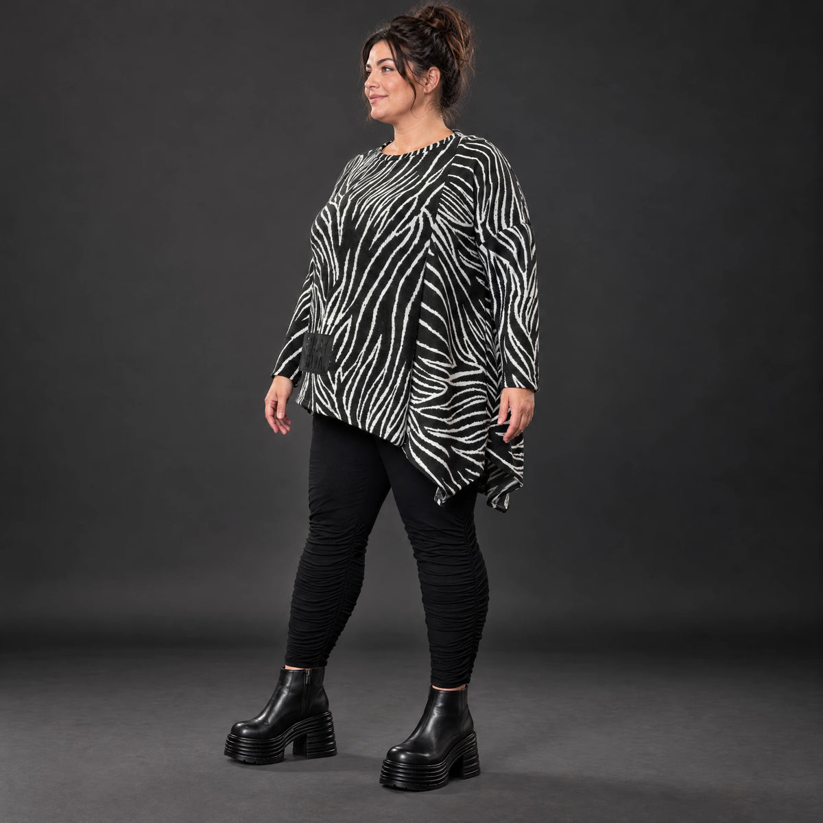Flauschiges Feinstrickshirt mit Zebramuster in Schwarz/Weiß und asymmetrischem Zipfelsaum