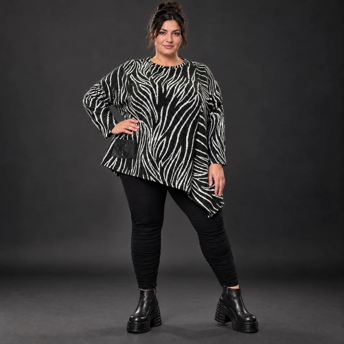 Flauschiges Feinstrickshirt mit Zebramuster in Schwarz/Weiß und asymmetrischem Zipfelsaum