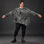 Flauschiges Feinstrickshirt mit Zebramuster in Schwarz/Weiß und asymmetrischem Zipfelsaum