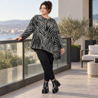 Flauschiges Feinstrickshirt mit Zebramuster in Schwarz/Weiß und asymmetrischem Zipfelsaum