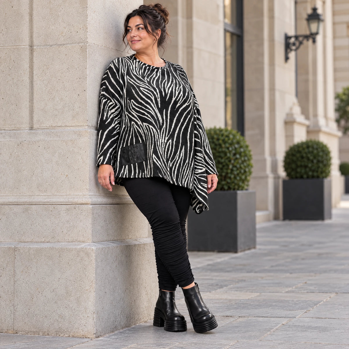 Flauschiges Feinstrickshirt mit Zebramuster in Schwarz/Weiß und asymmetrischem Zipfelsaum