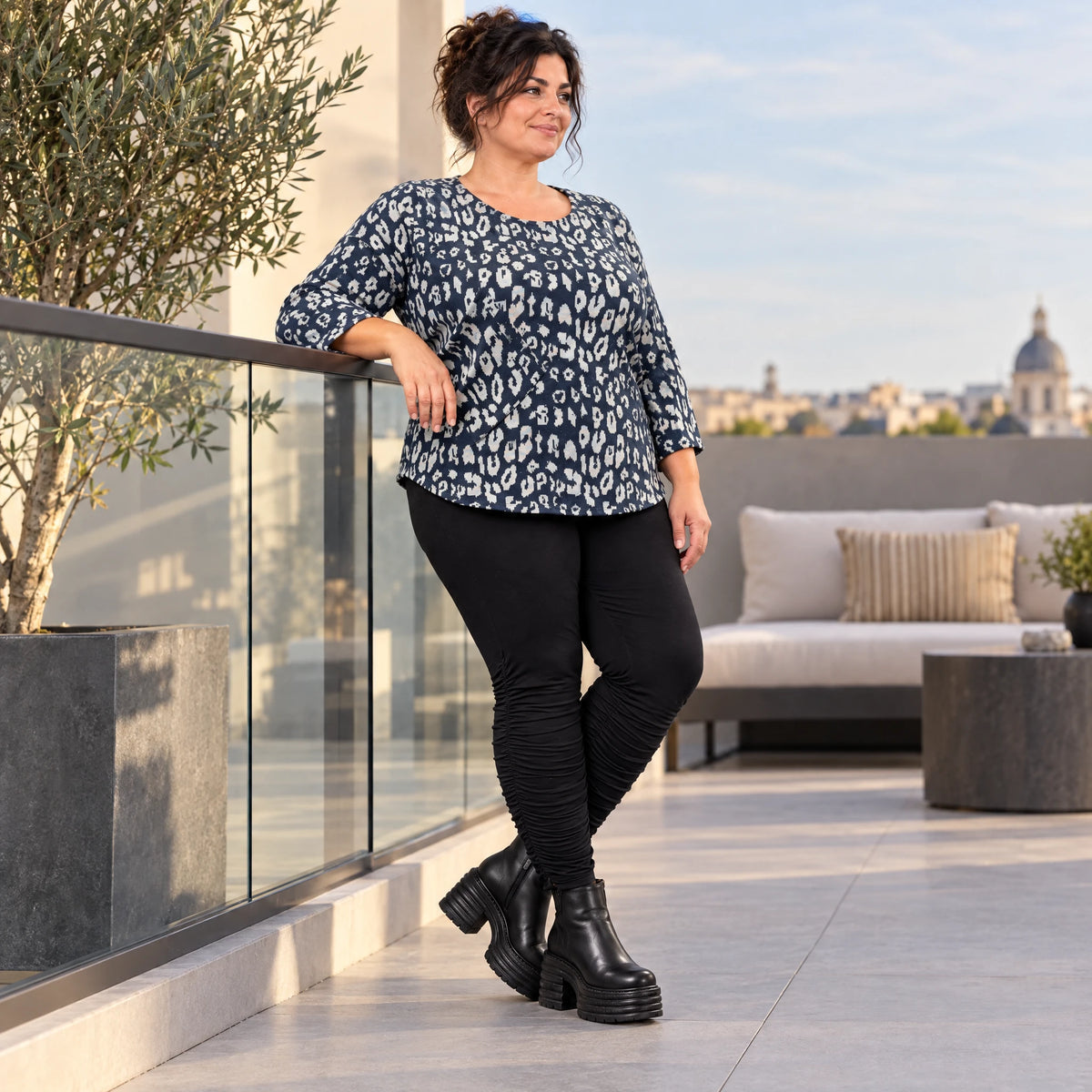 Feinstrickshirt in Marineblau/Grau mit Rundhalsausschnitt und aufgesetzten Taschen