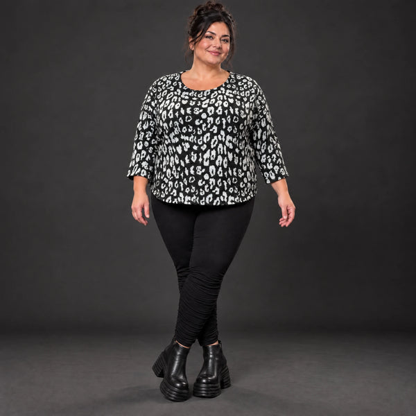 Italienisches Langarmshirt aus flauschigem Feinstrick in Schwarz/Weiß mit Rundhals