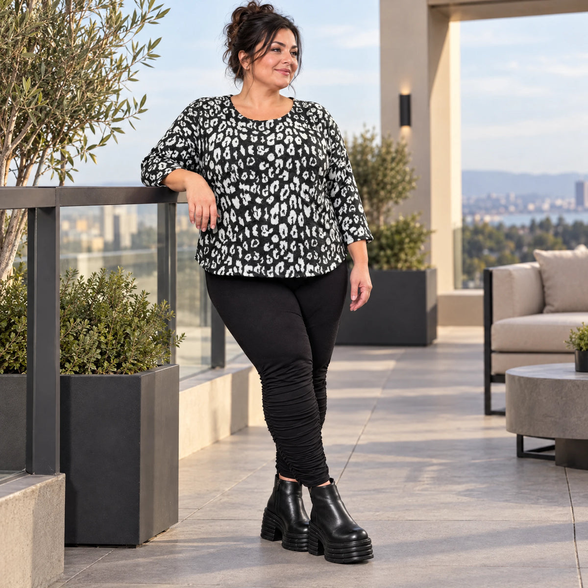 Italienisches Langarmshirt aus flauschigem Feinstrick in Schwarz/Weiß mit Rundhals