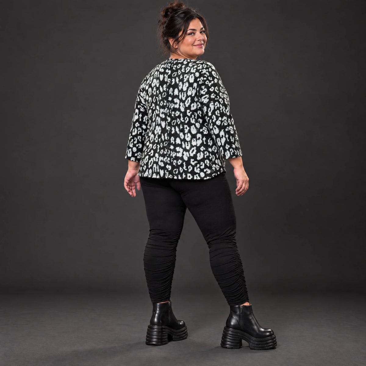 Italienisches Langarmshirt aus flauschigem Feinstrick in Schwarz/Weiß mit Rundhals
