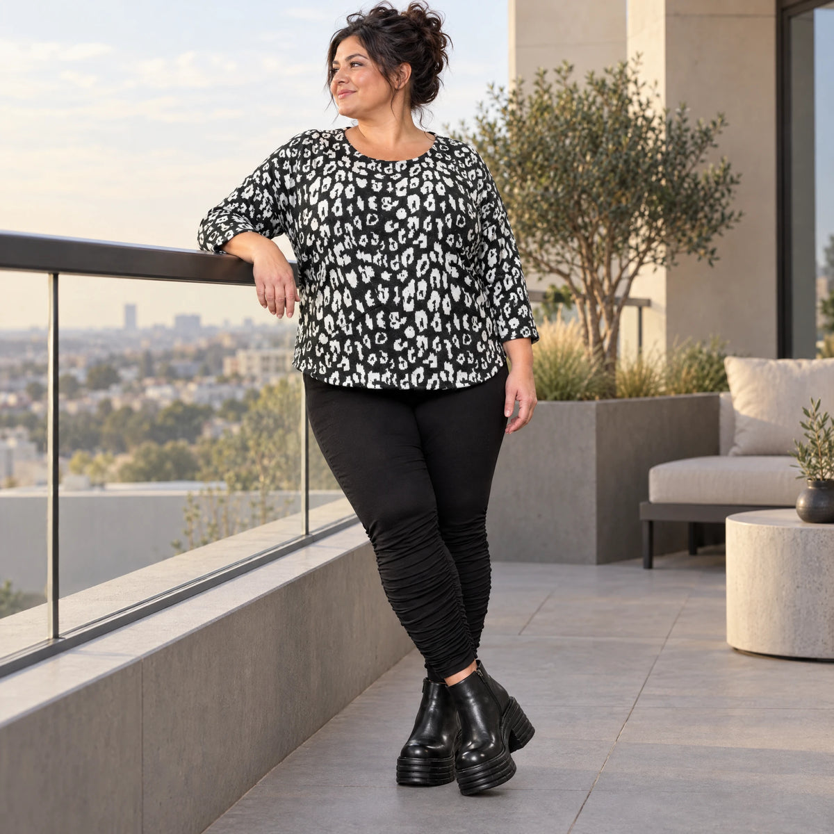 Italienisches Langarmshirt aus flauschigem Feinstrick in Schwarz/Weiß mit Rundhals