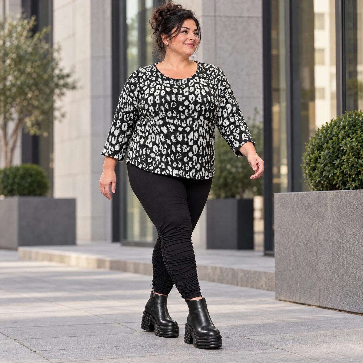 Italienisches Langarmshirt aus flauschigem Feinstrick in Schwarz/Weiß mit Rundhals