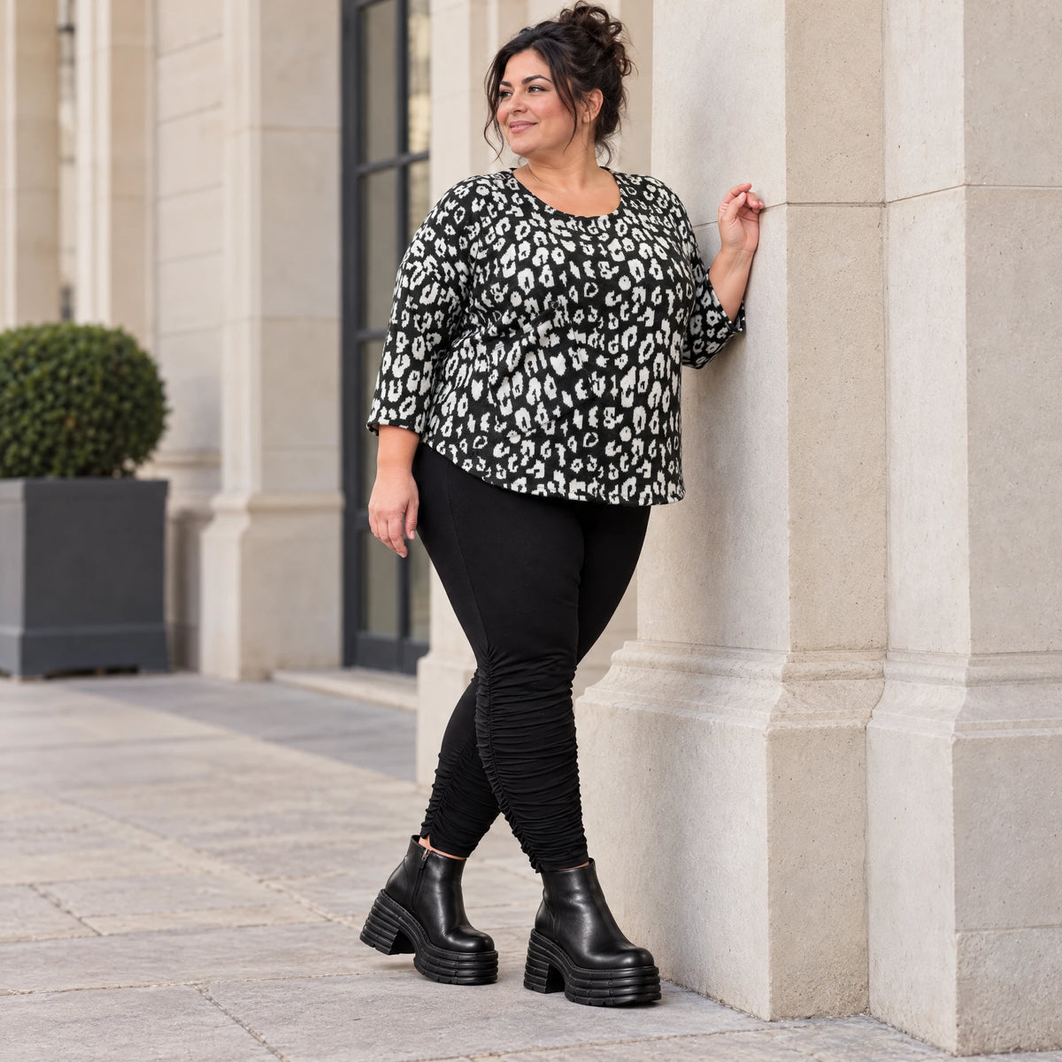Italienisches Langarmshirt aus flauschigem Feinstrick in Schwarz/Weiß mit Rundhals