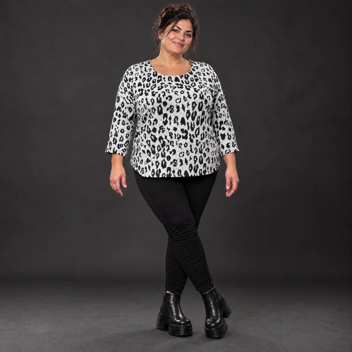 Flauschiges Strickshirt aus Italien in Weiß/Schwarz mit weichem Flauschgarn für den Winter