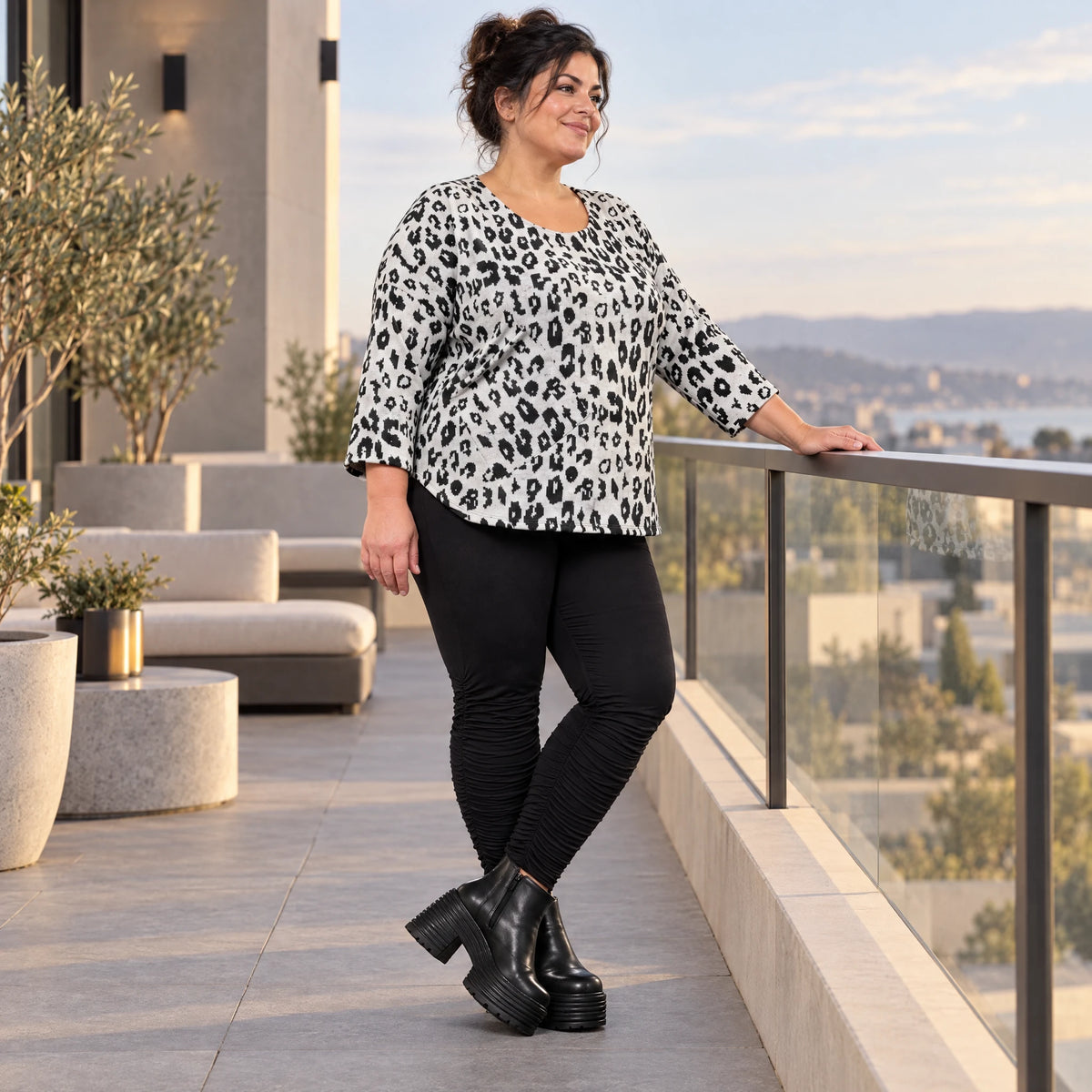 Flauschiges Strickshirt aus Italien in Weiß/Schwarz mit weichem Flauschgarn für den Winter