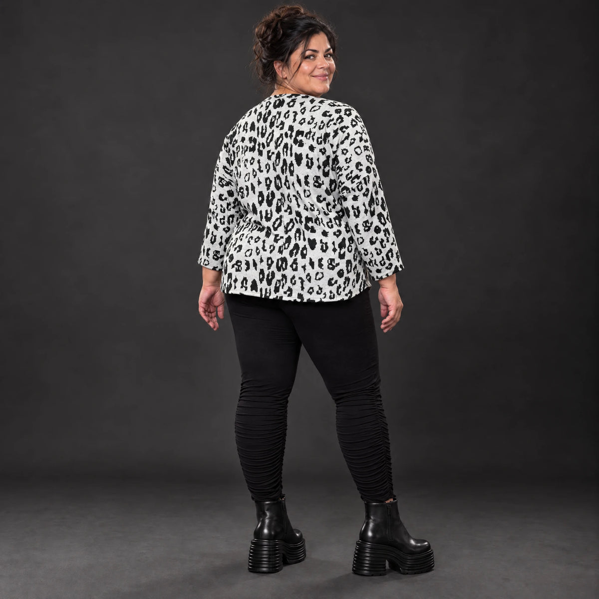 Flauschiges Strickshirt aus Italien in Weiß/Schwarz mit weichem Flauschgarn für den Winter