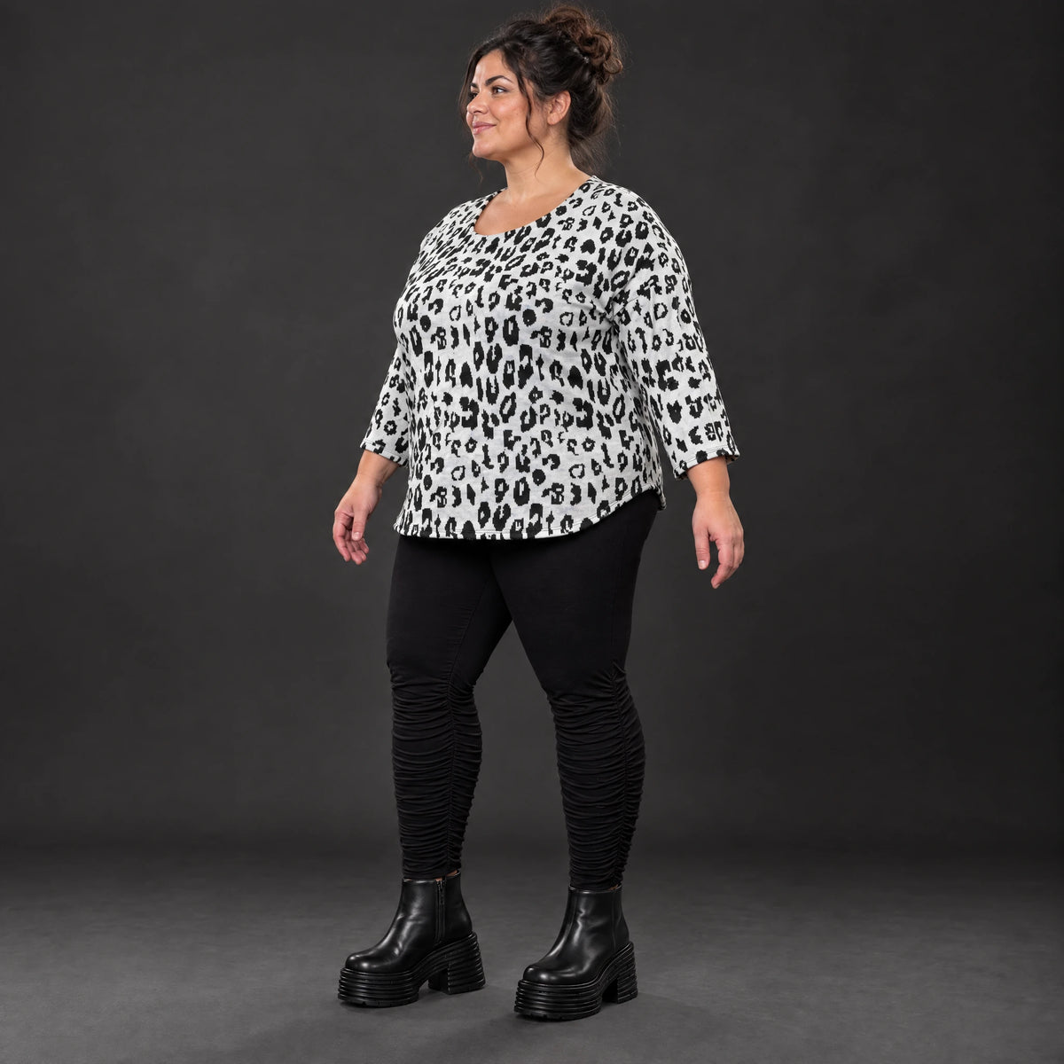 Flauschiges Strickshirt aus Italien in Weiß/Schwarz mit weichem Flauschgarn für den Winter