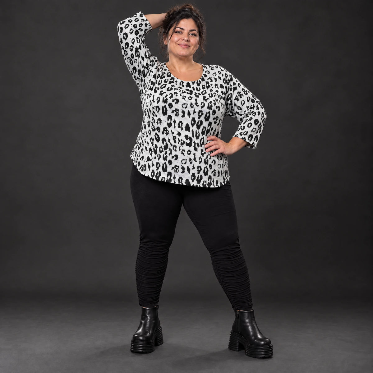 Flauschiges Strickshirt aus Italien in Weiß/Schwarz mit weichem Flauschgarn für den Winter