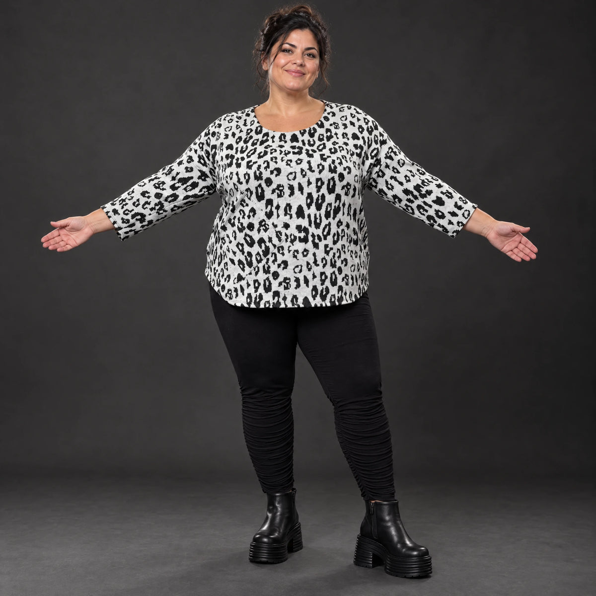 Flauschiges Strickshirt aus Italien in Weiß/Schwarz mit weichem Flauschgarn für den Winter
