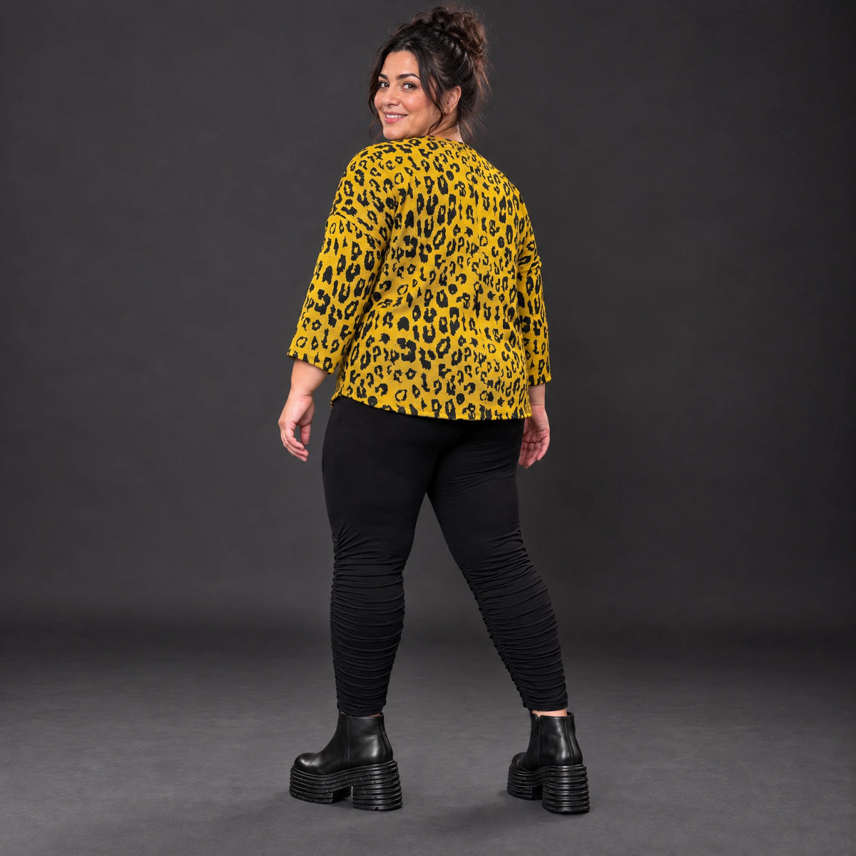 Flauschiges Feinstrickshirt in Gelb/Schwarz mit aufgesetzten Taschen für kalte Wintertage