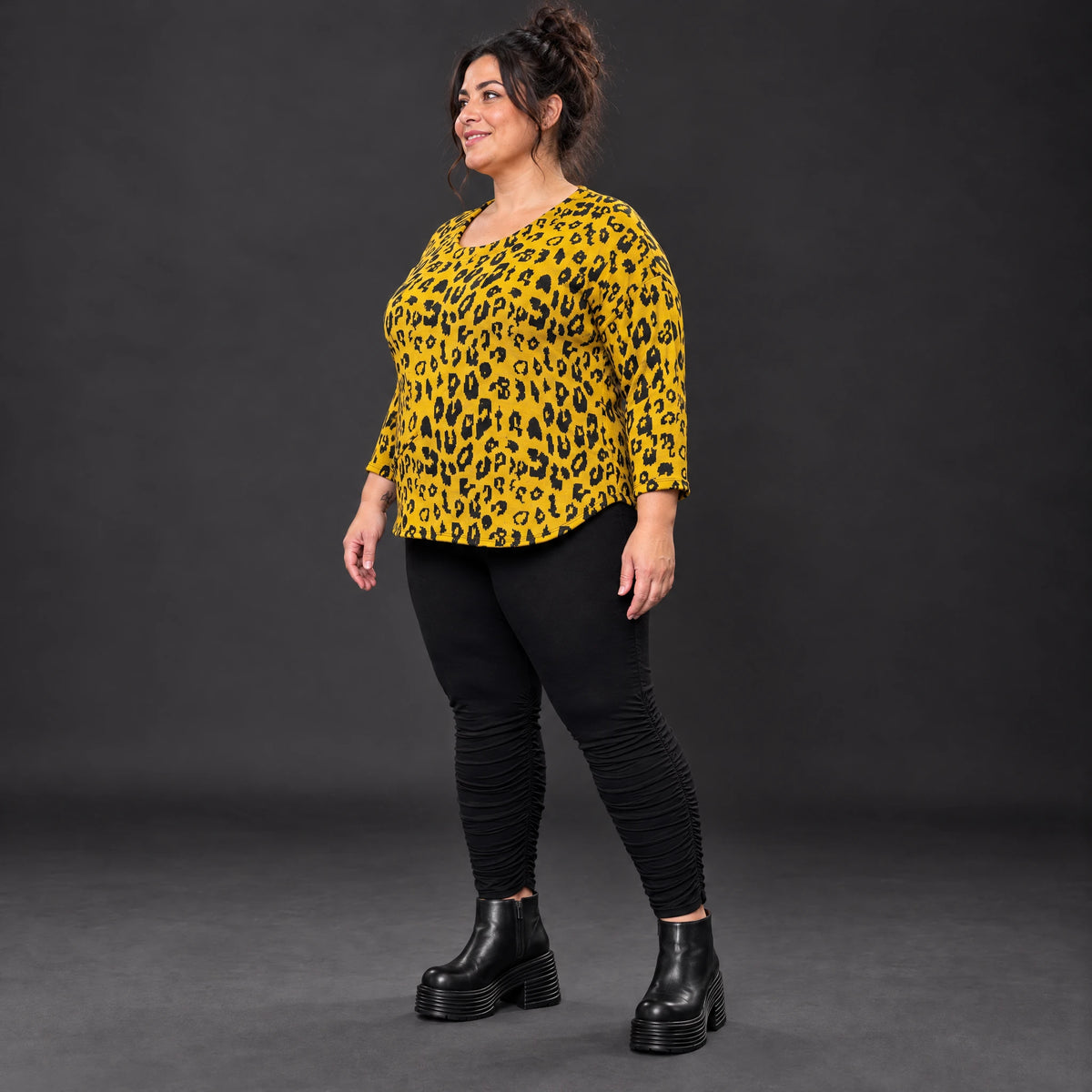 Flauschiges Feinstrickshirt in Gelb/Schwarz mit aufgesetzten Taschen für kalte Wintertage