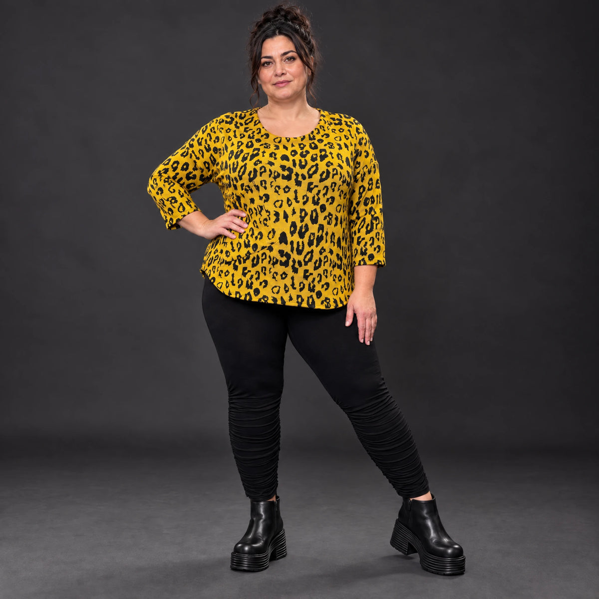 Flauschiges Feinstrickshirt in Gelb/Schwarz mit aufgesetzten Taschen für kalte Wintertage