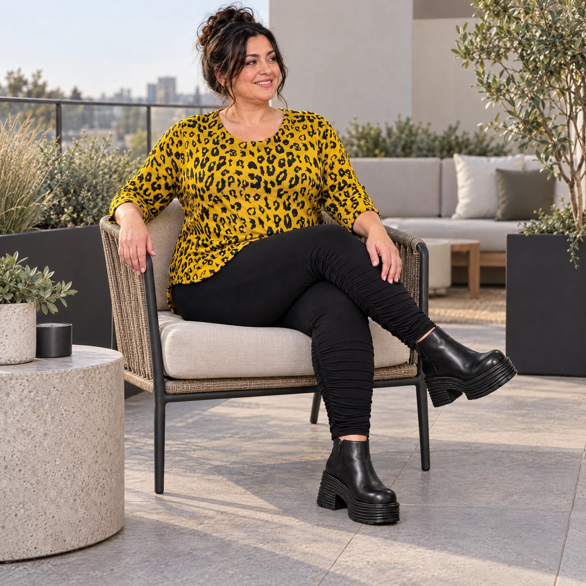 Flauschiges Feinstrickshirt in Gelb/Schwarz mit aufgesetzten Taschen für kalte Wintertage